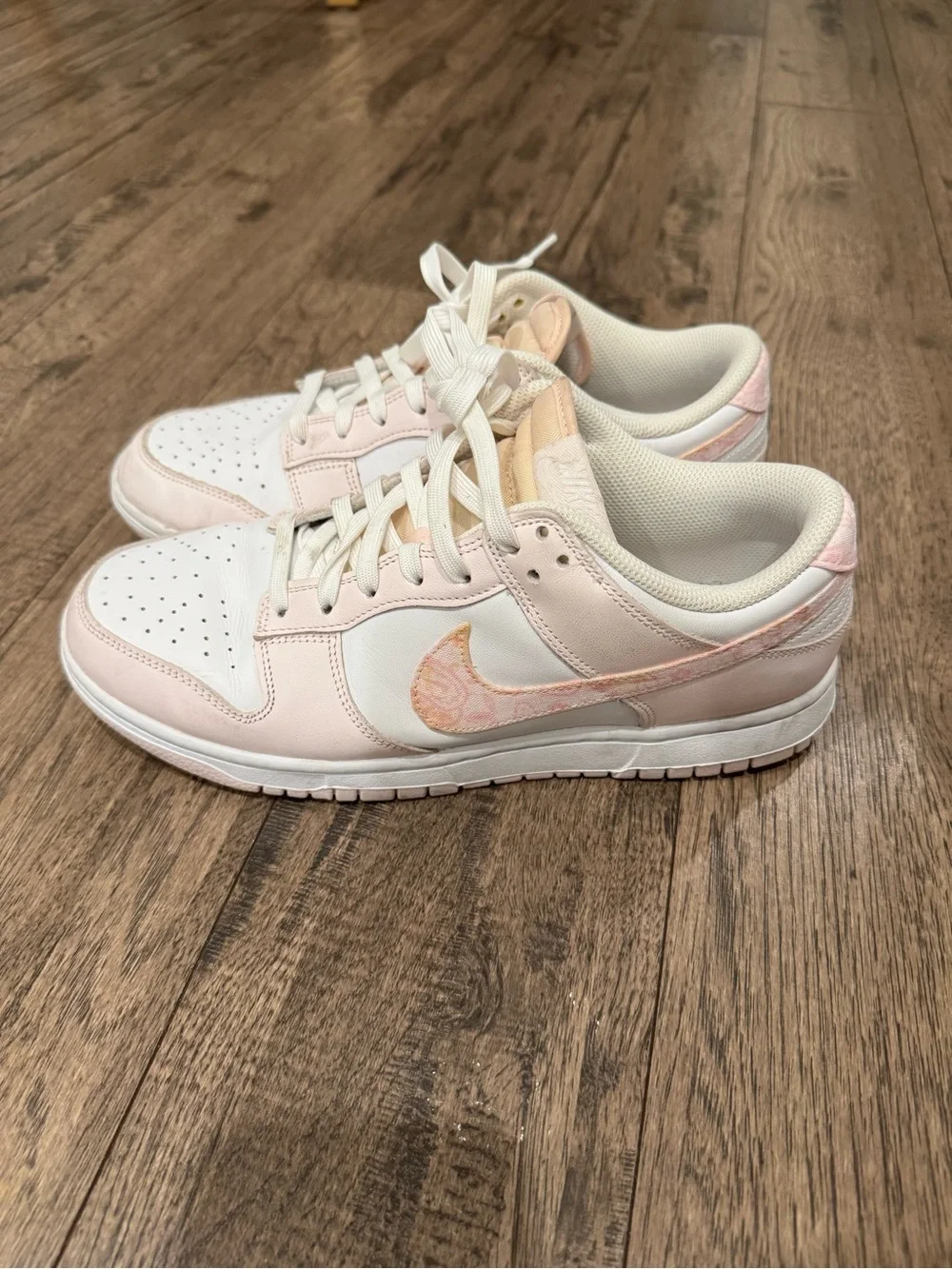 Nike Women's Low-Top Sneakers in Light Pink and White with Marble Swoosh